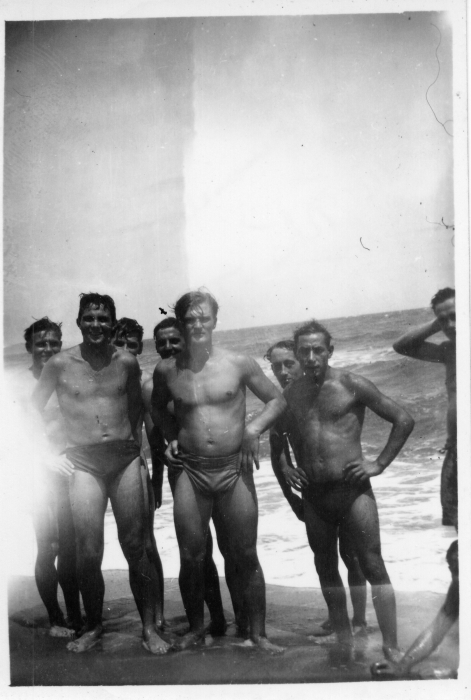 Indochina_1947_Am_Strand_in_Nha_Trang.jpg